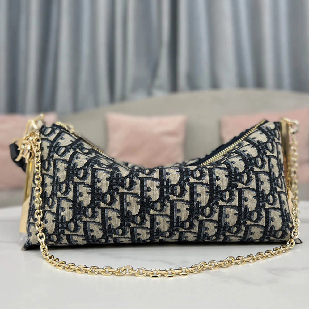 Effortless DIOR CLUB BAG 2280