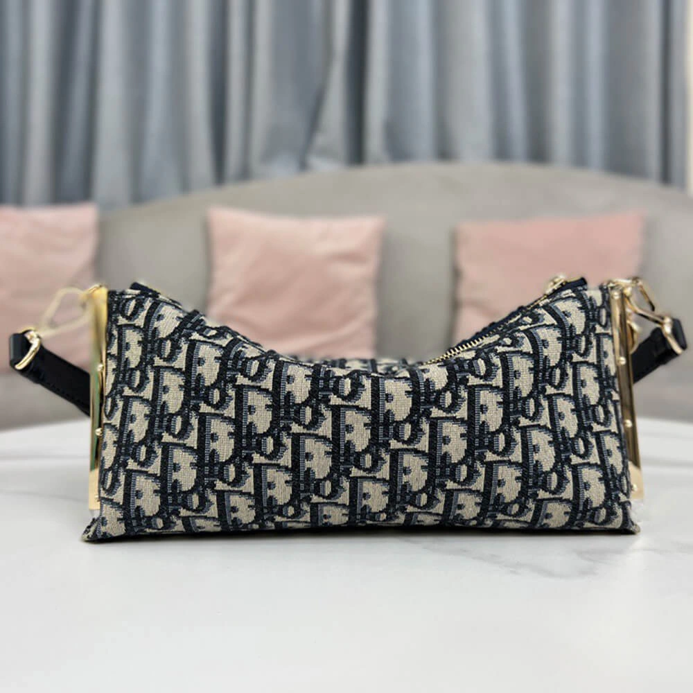 Effortless DIOR CLUB BAG 2280