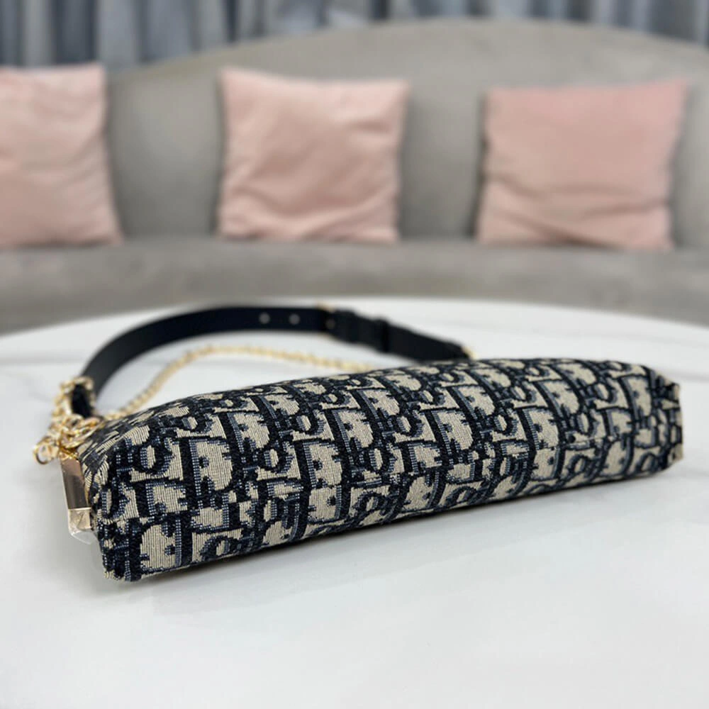 Effortless DIOR CLUB BAG 2280