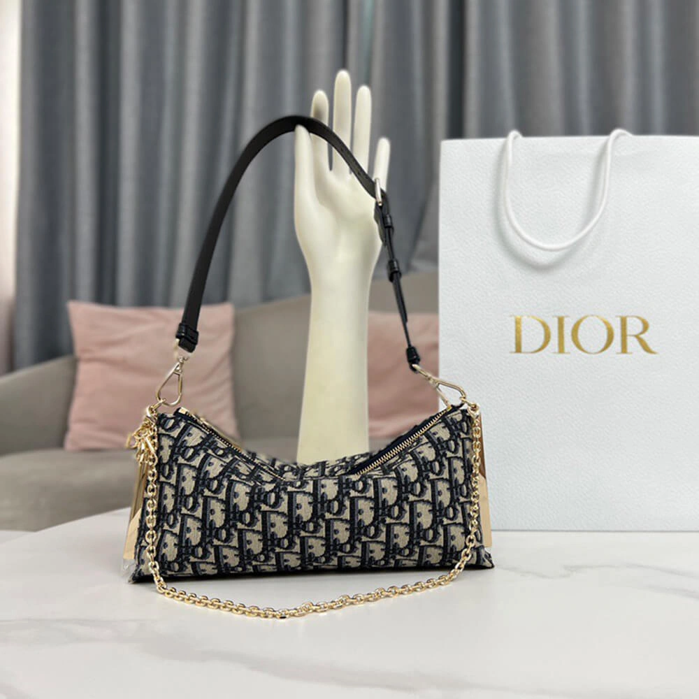Effortless DIOR CLUB BAG 2280
