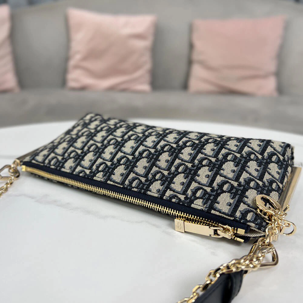 Effortless DIOR CLUB BAG 2280
