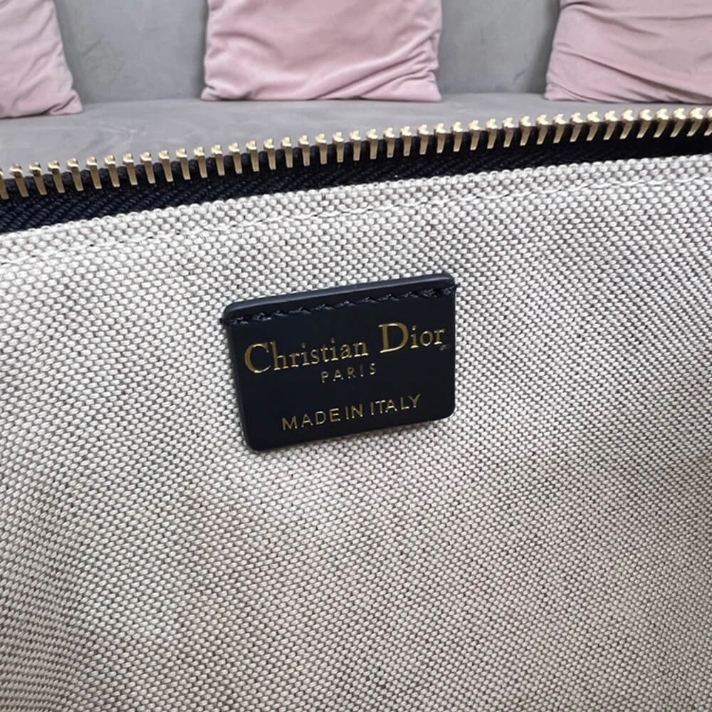Effortless DIOR CLUB BAG 2280