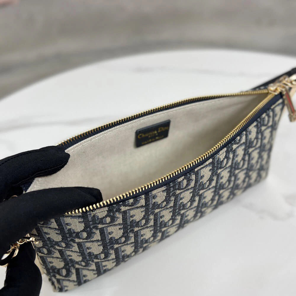 Effortless DIOR CLUB BAG 2280