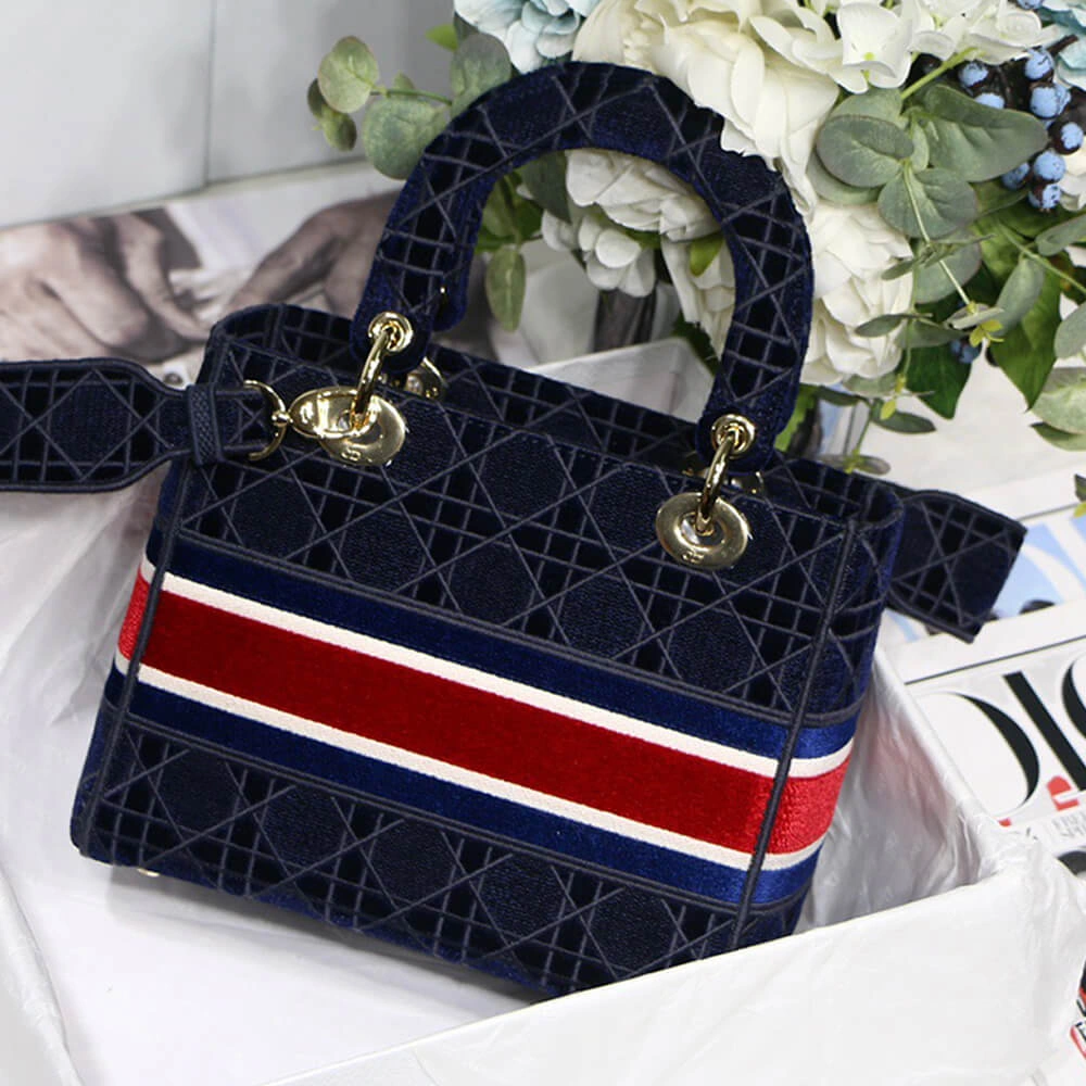 Refined DIOR MEDIUM LADY D-LITE BAG 2410