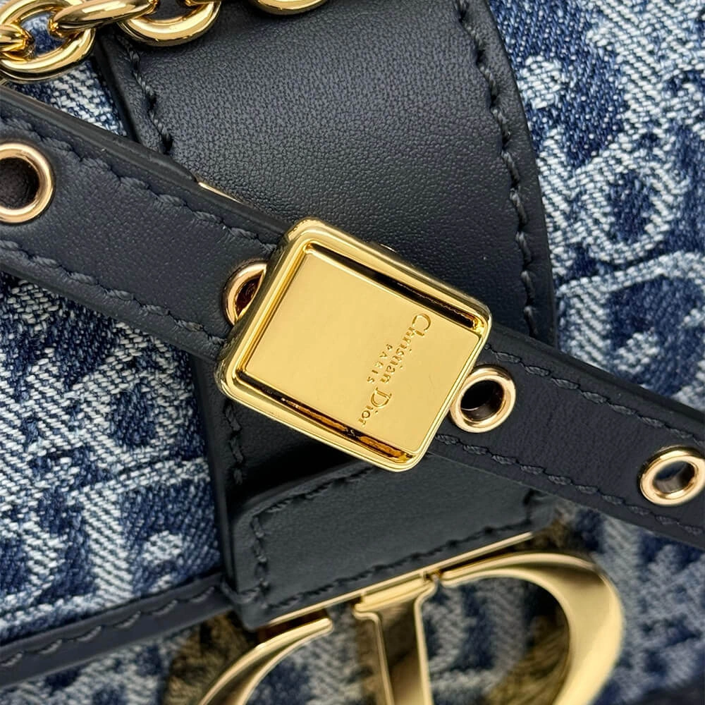 Lightweight Dior 30 Montaigne East-West Bag with Chain 2247