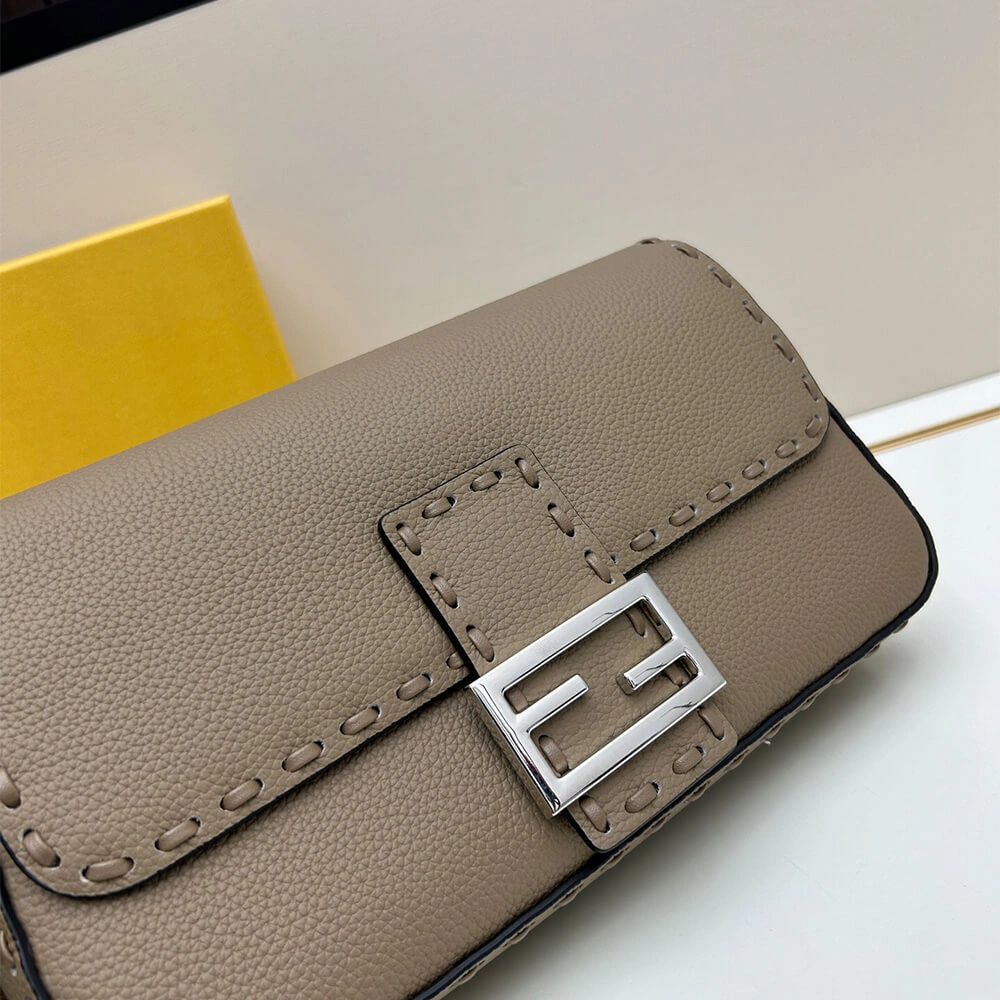 Fendi  Baguette Bright 3109