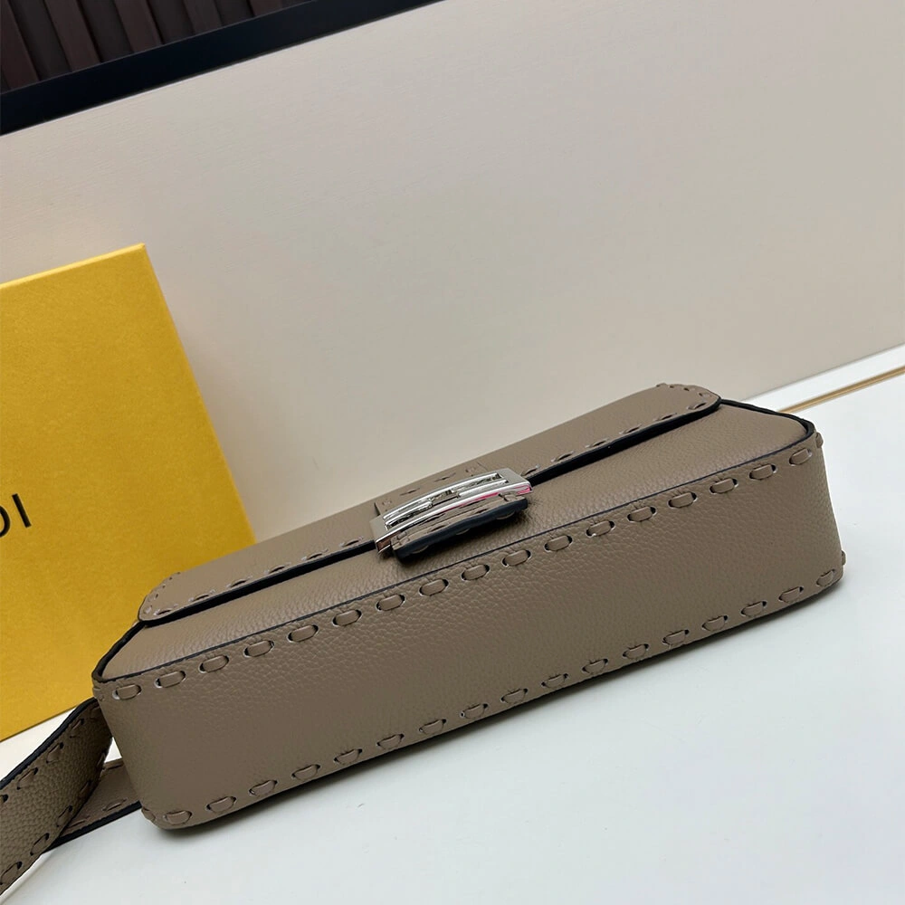 Fendi  Baguette Bright 3109