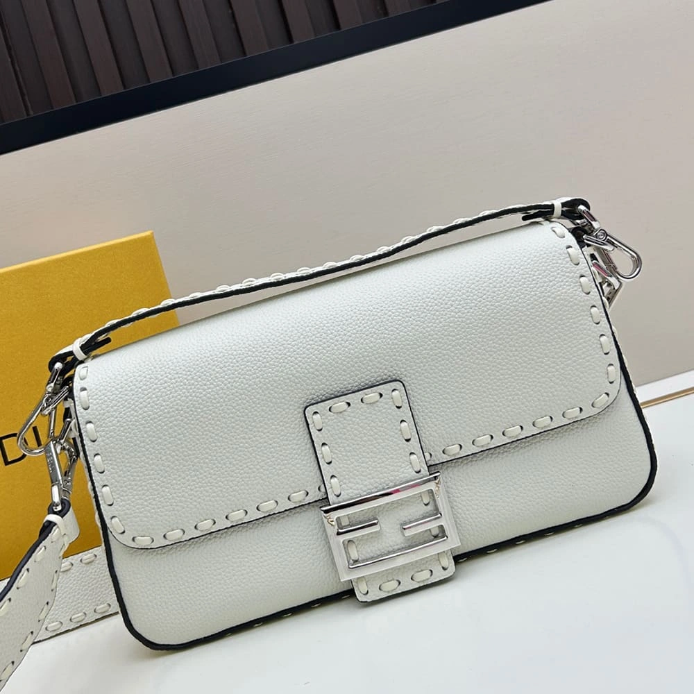 Fendi Baguette Effortless 3058