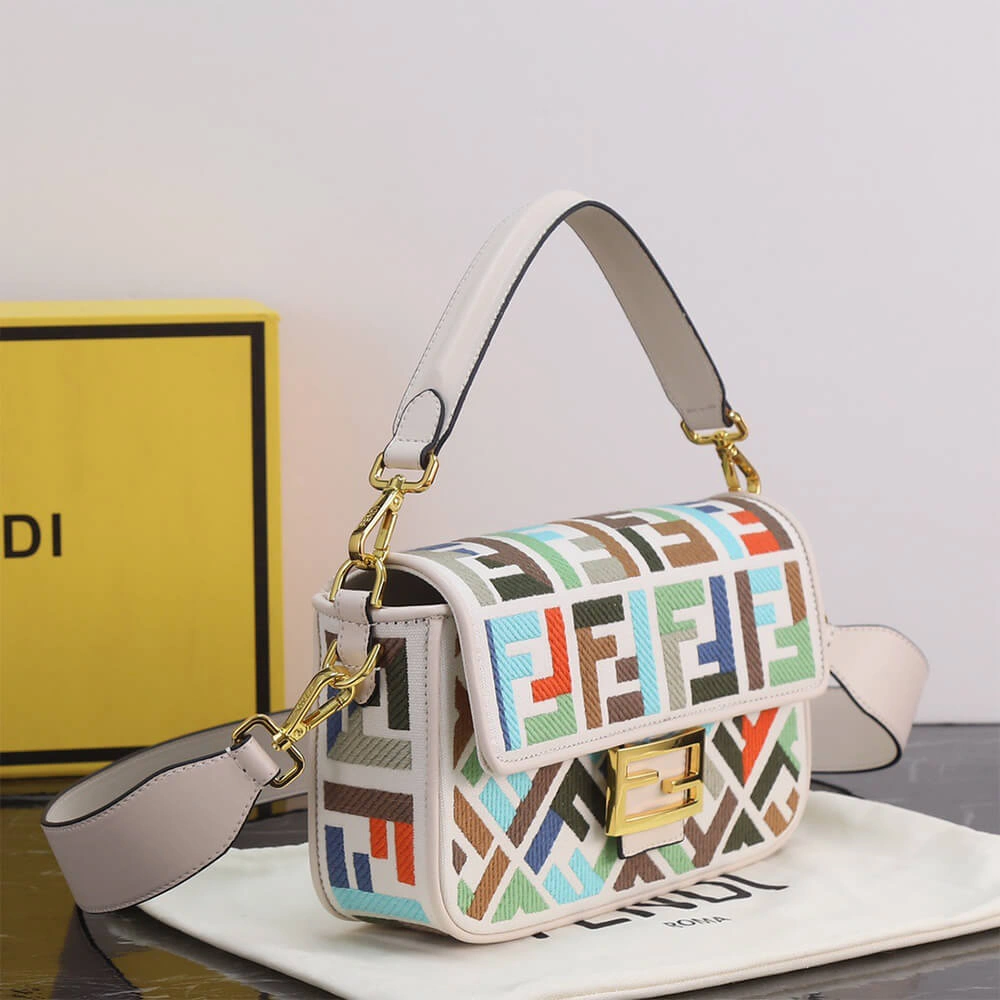 Effortless Fendi Baguette 3076