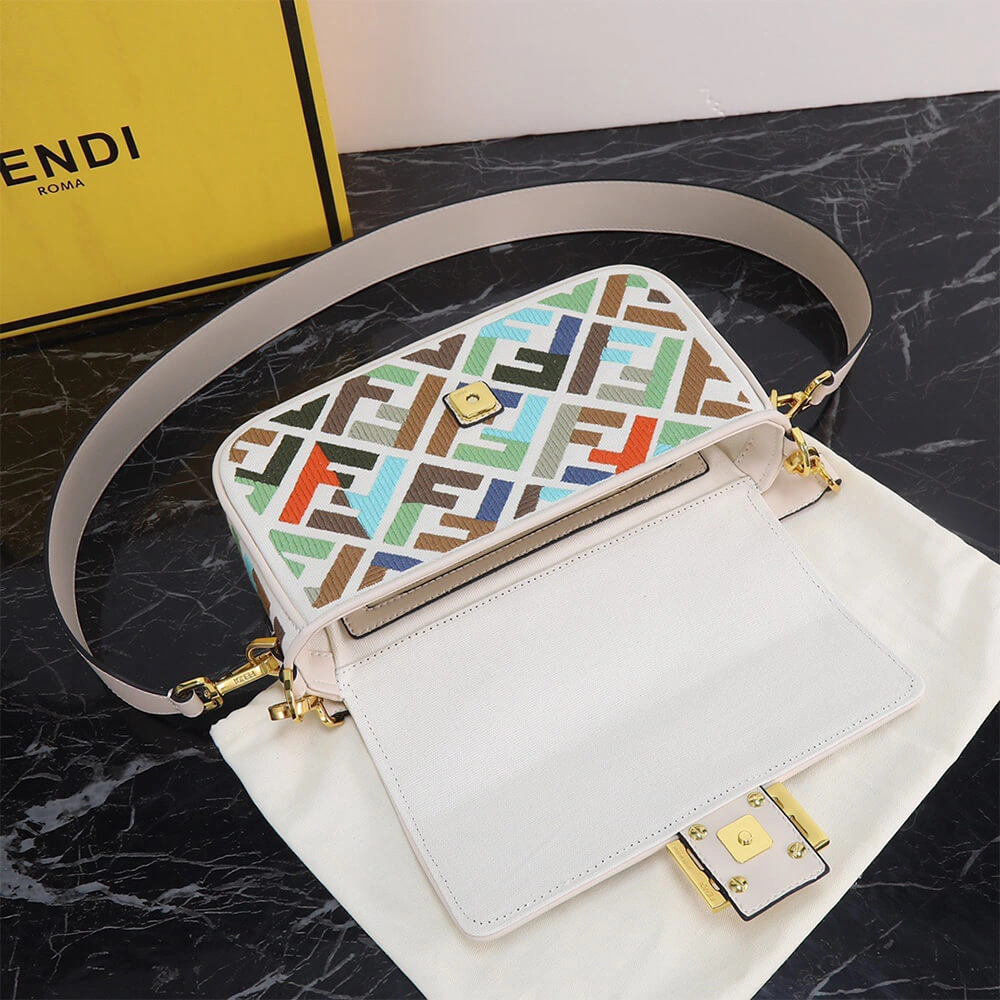 Effortless Fendi Baguette 3076