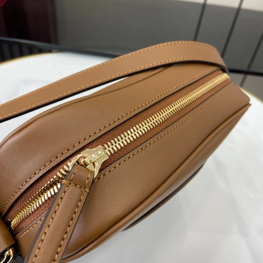 Sleek Gucci Blondie mini shoulder bag 1051