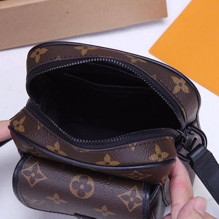 Timeless LV Christopher Wearable Wallet 893