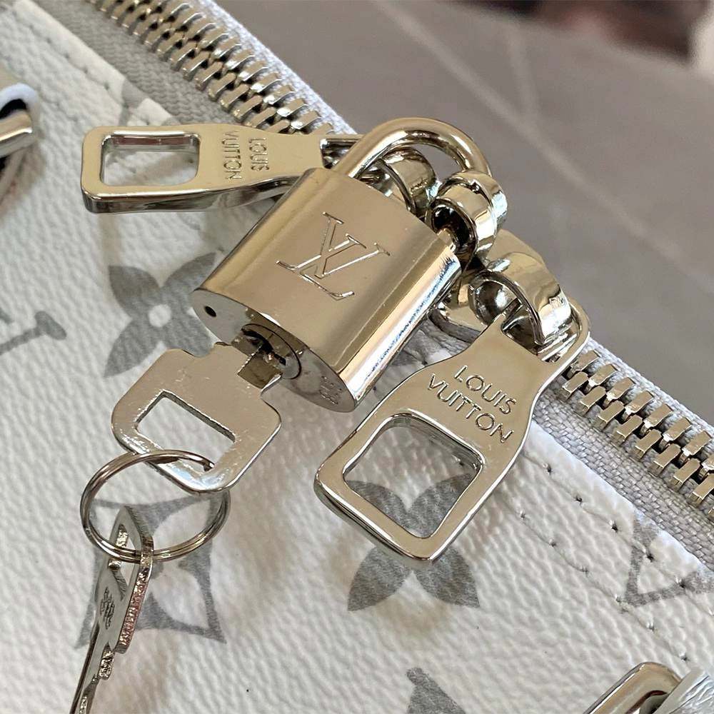 LV Keepall Bandoulière RelaxedFit 10