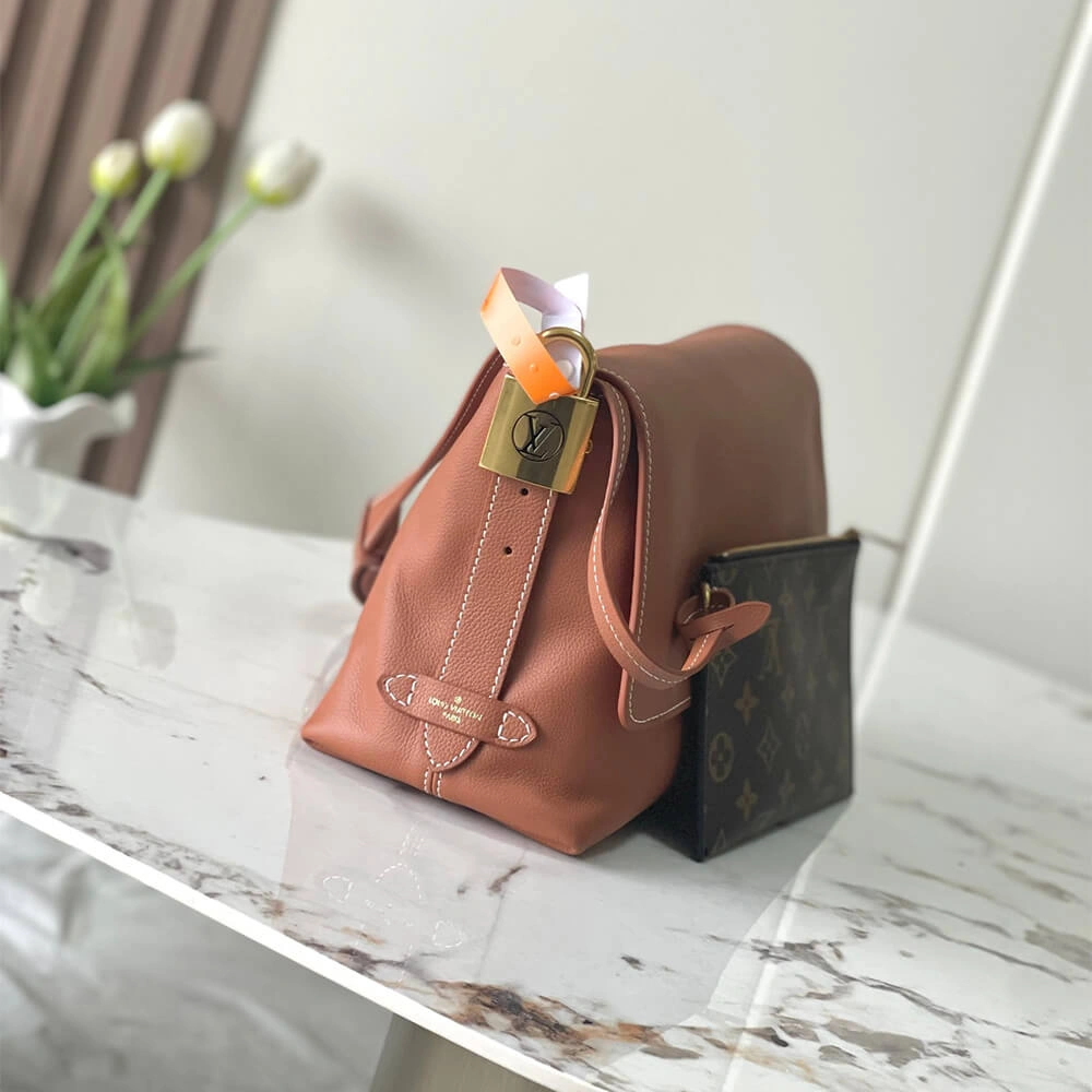 LV Low Key Messenger WrinkleFree 419
