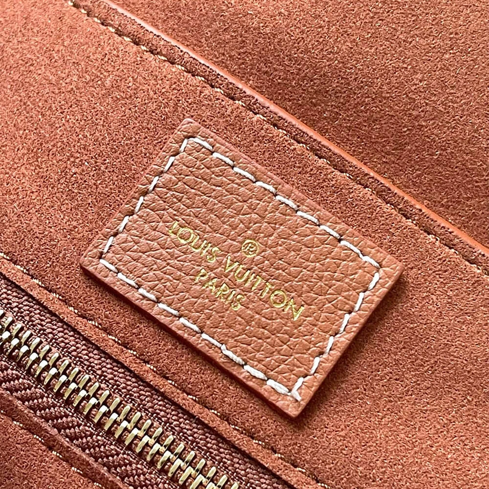 LV Low Key Messenger WrinkleFree 419