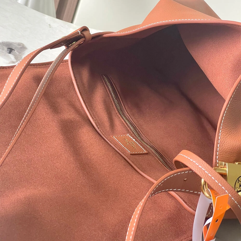 LV Low Key Messenger WrinkleFree 419