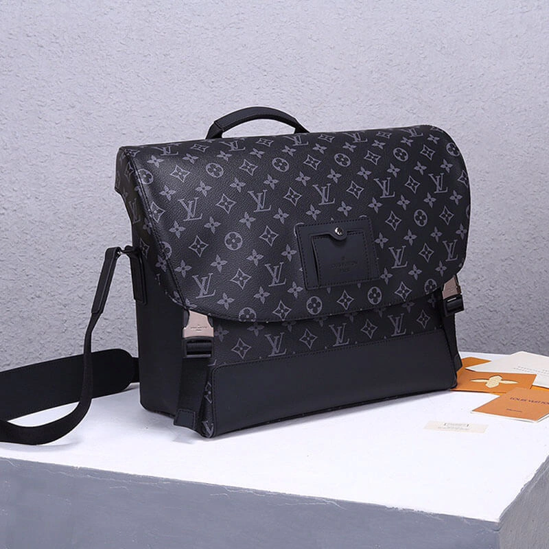 LV Messenger MM Voyager Affordable 820