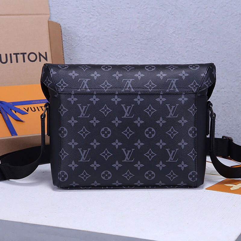 LV Messenger PM Voyager Bag Cozy 817