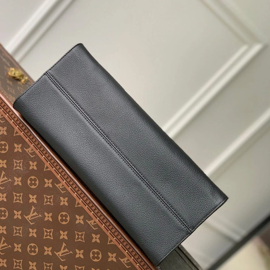 Sophisticated LV OnTheGo MM 537