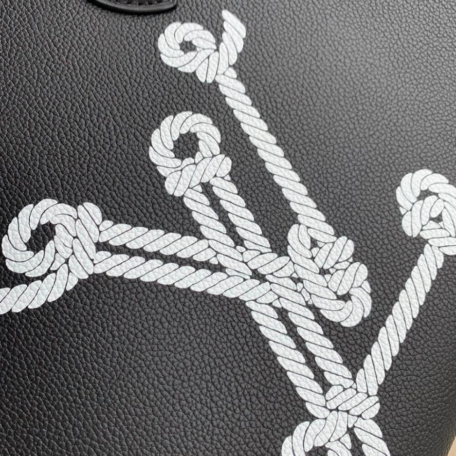 Sophisticated LV OnTheGo MM 537