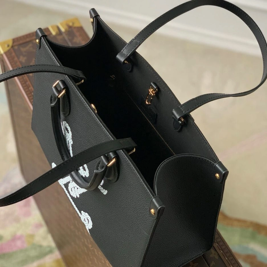 Sophisticated LV OnTheGo MM 537