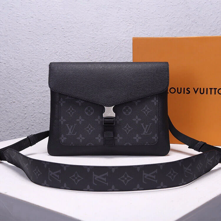 Versatile LV Outdoor Flap Messenger 881