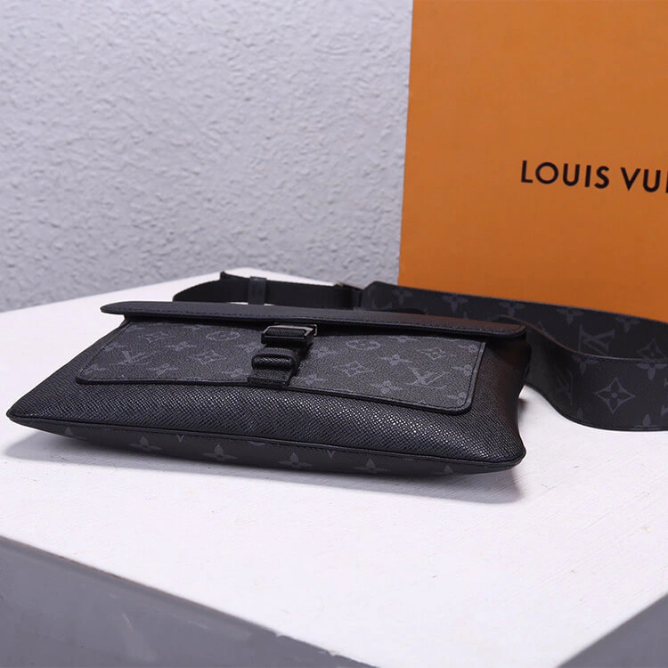 Versatile LV Outdoor Flap Messenger 881