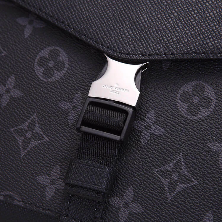 Versatile LV Outdoor Flap Messenger 881