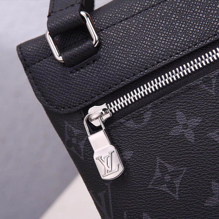 Versatile LV Outdoor Flap Messenger 881