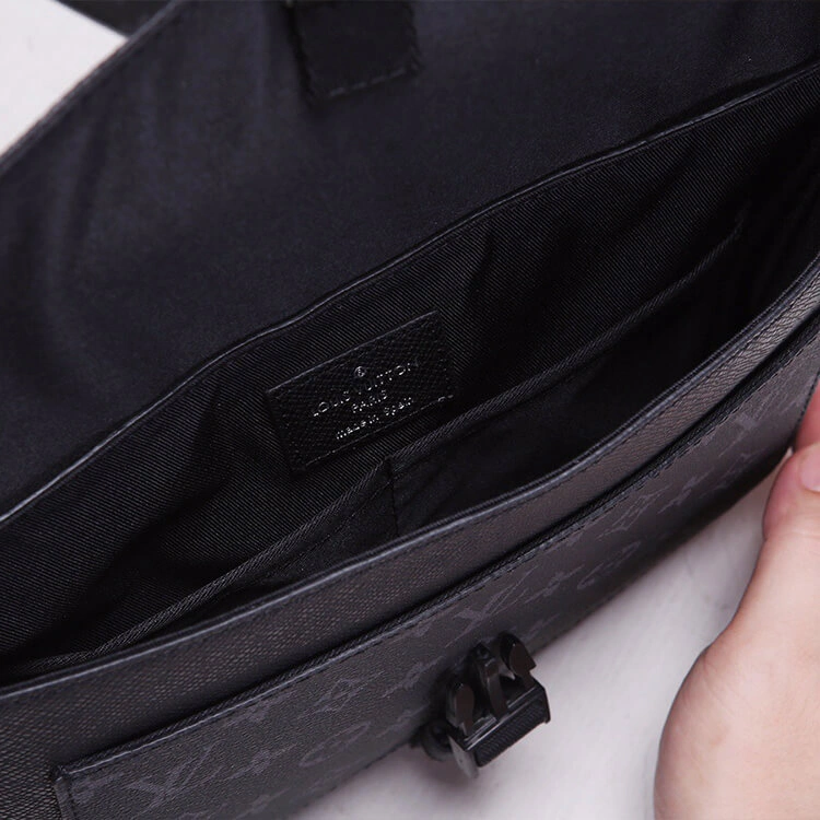 Versatile LV Outdoor Flap Messenger 881