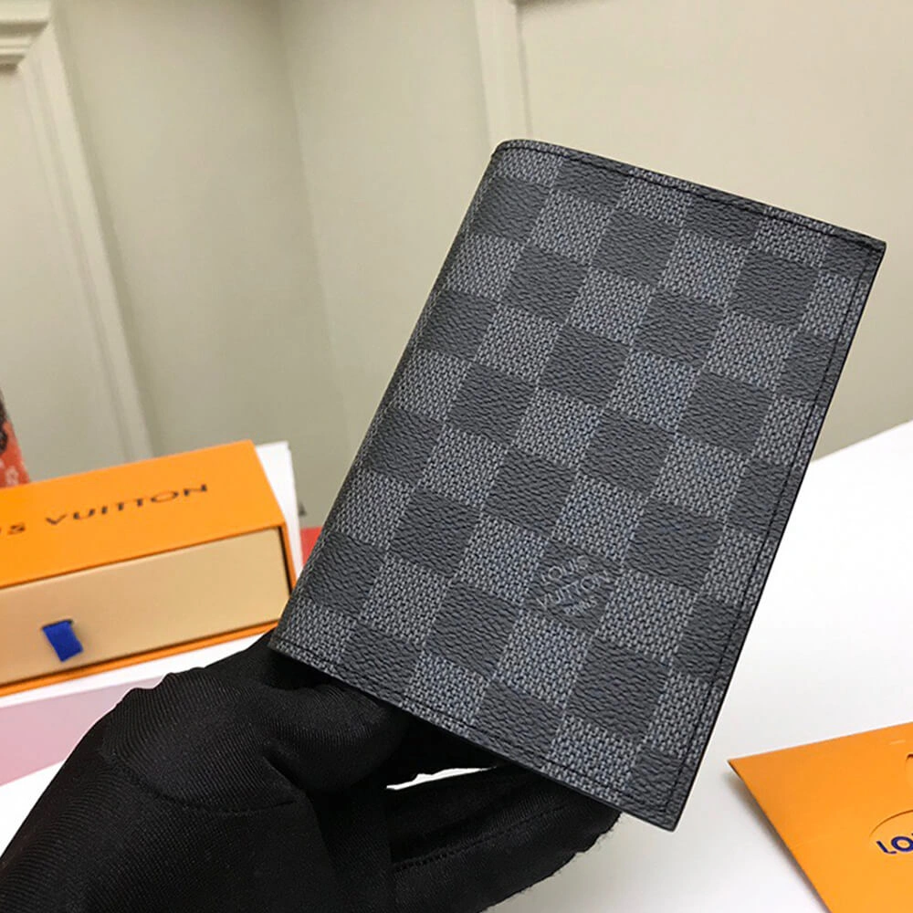 Efficient LV PASSPORT COVER 605