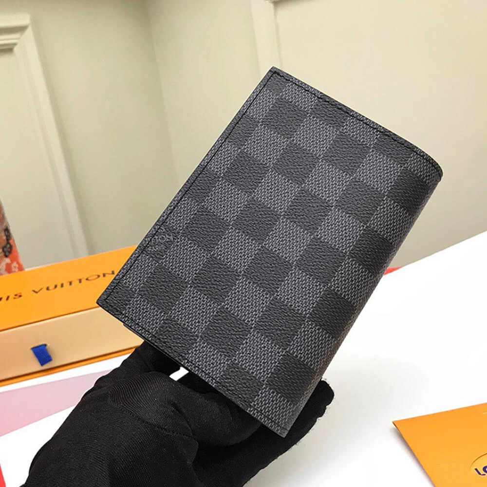 Efficient LV PASSPORT COVER 605