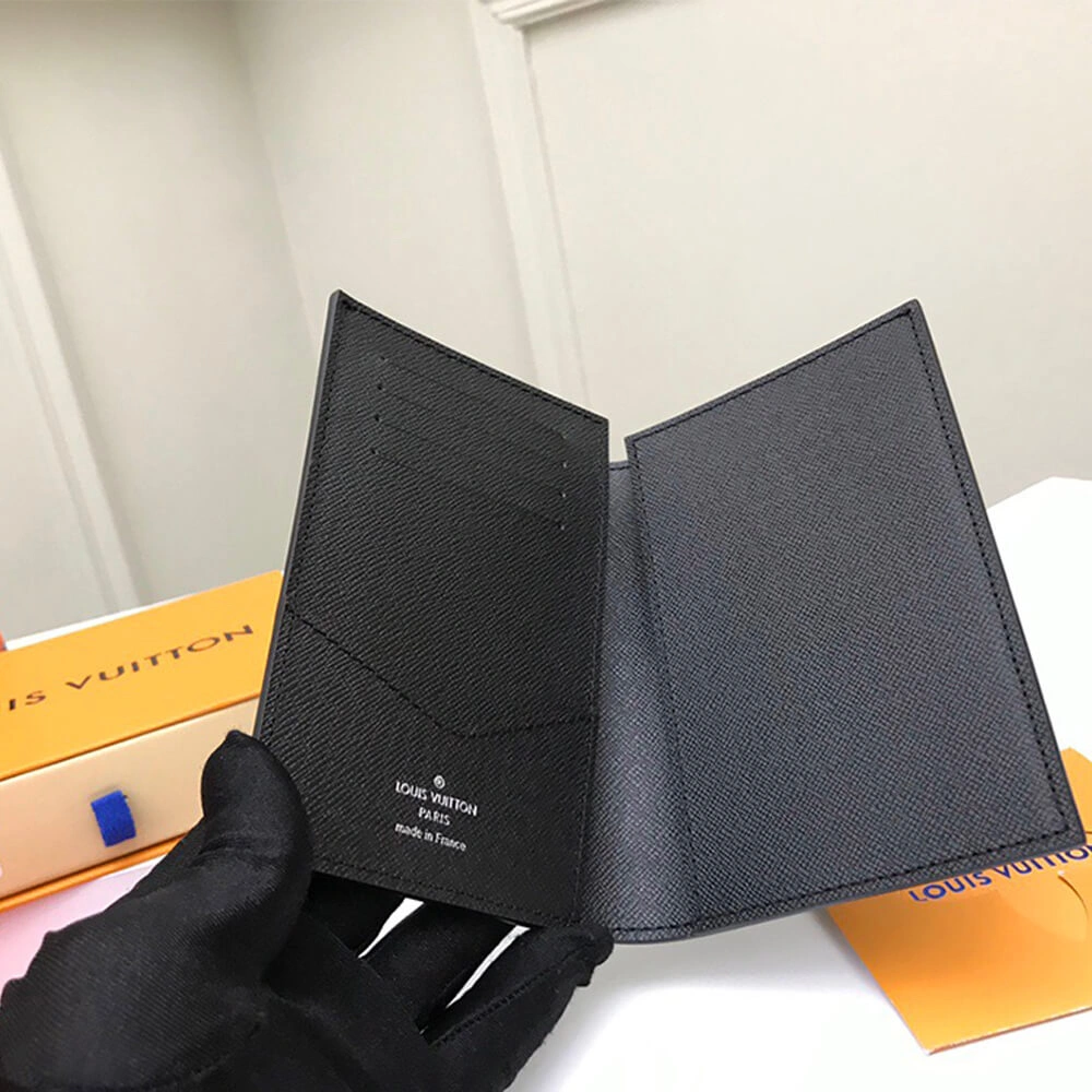 Compact LV PASSPORT COVER 603