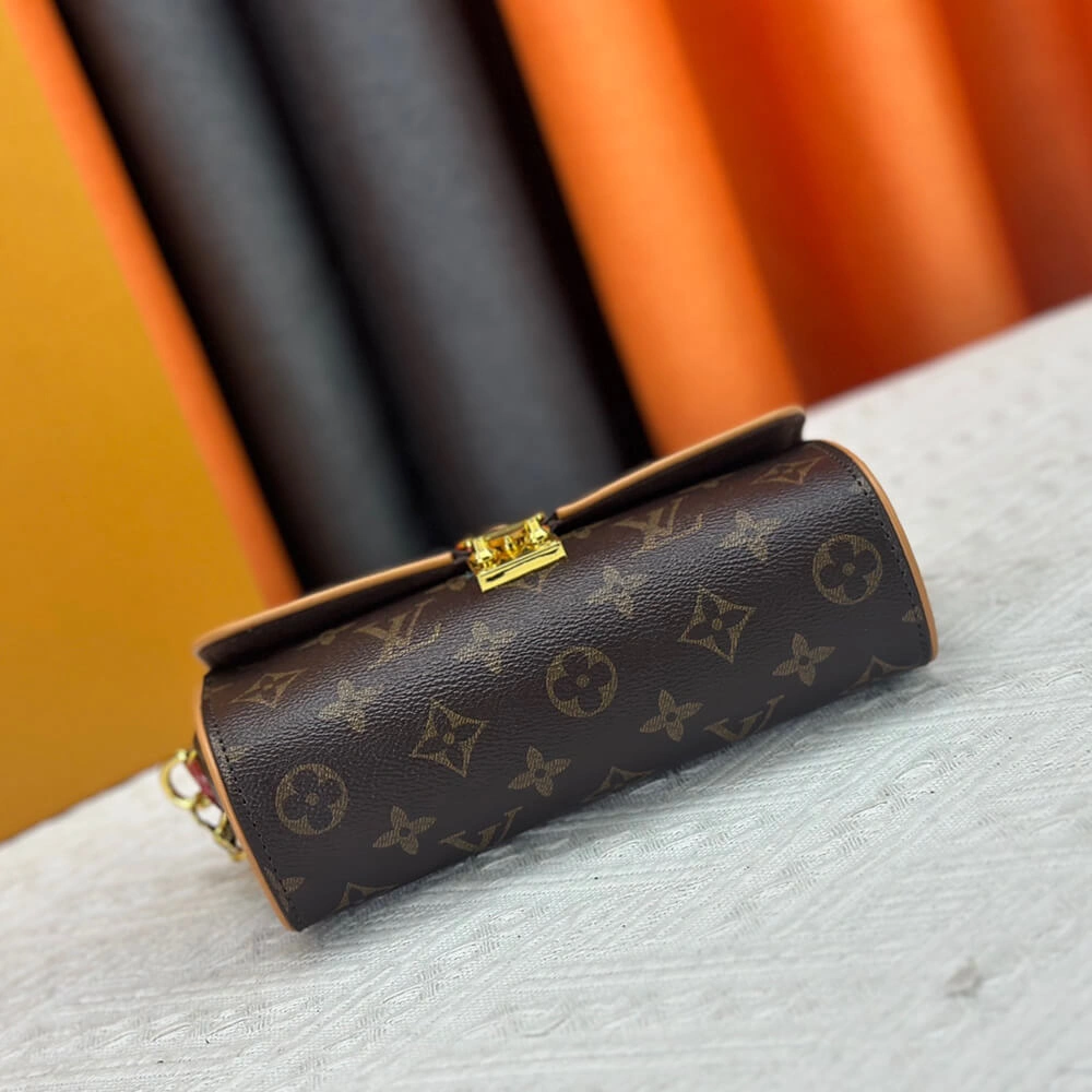 Tailored LV Pochette Camille 496