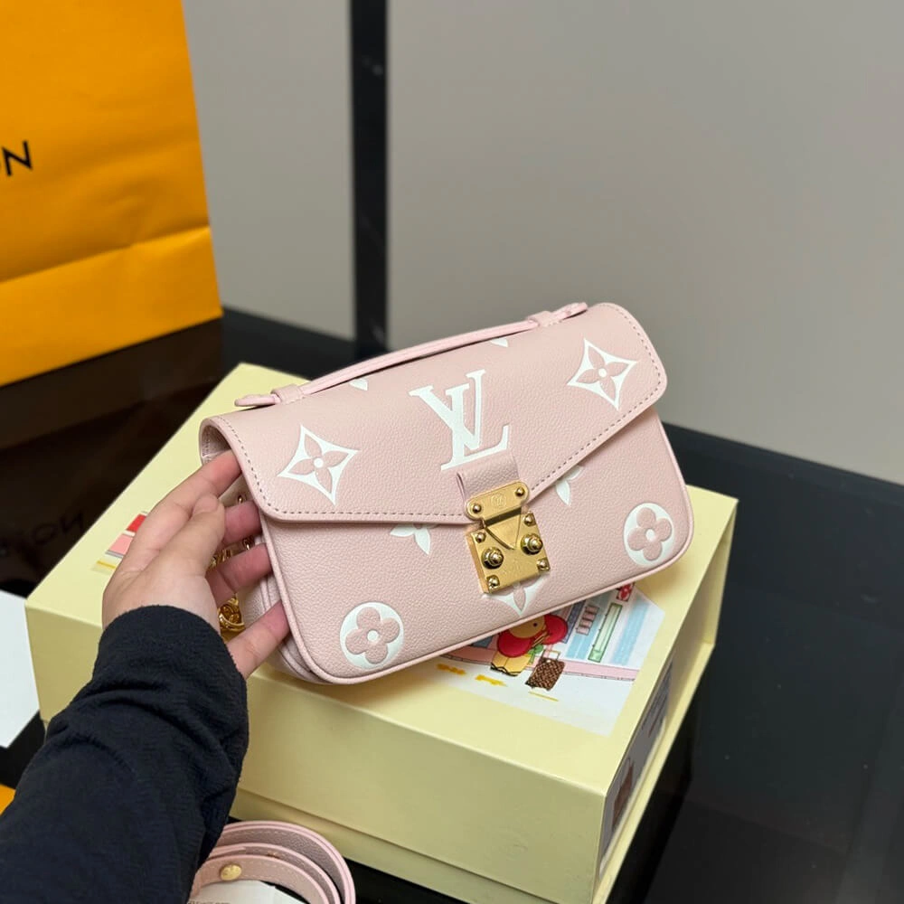 LV Pochette Métis East West Refined 479