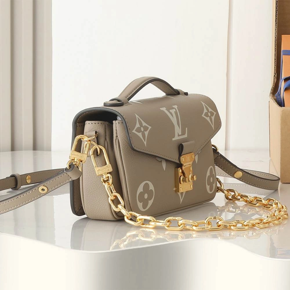 Bold LV Pochette Métis East West 74