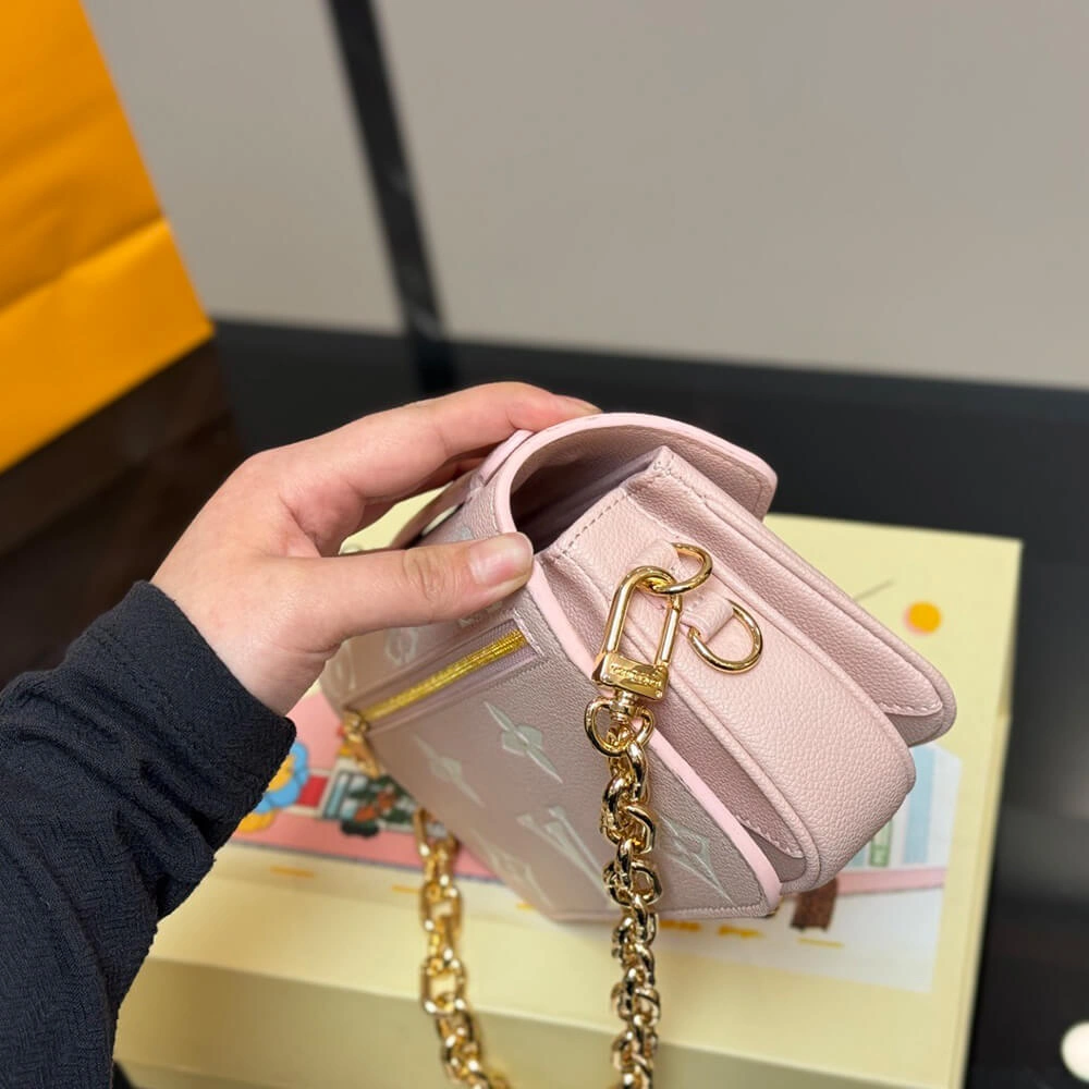 LV Pochette Métis East West Refined 479