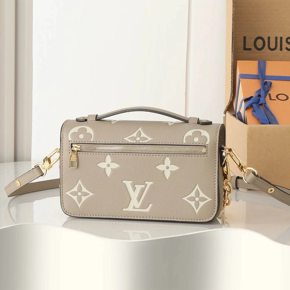 Bold LV Pochette Métis East West 74