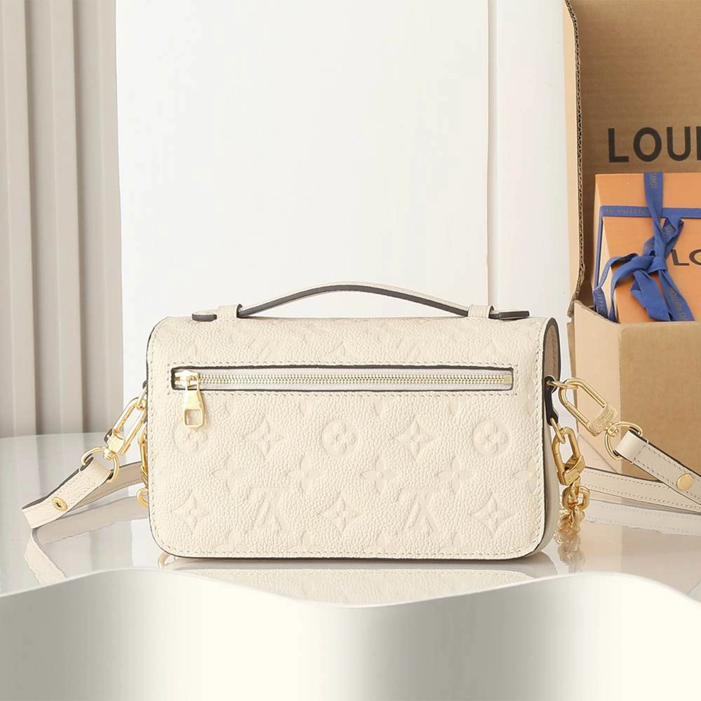 UrbanChic LV Pochette Métis East West 42