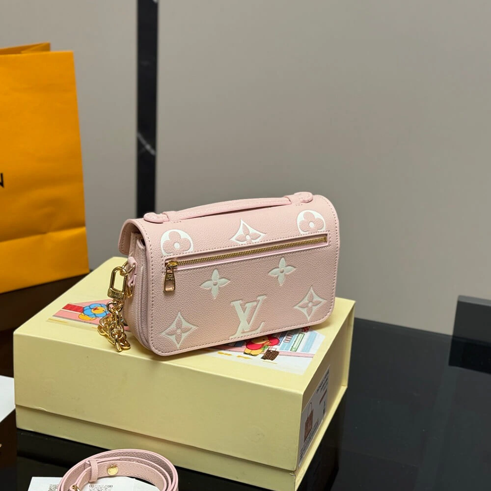 LV Pochette Métis East West Refined 479