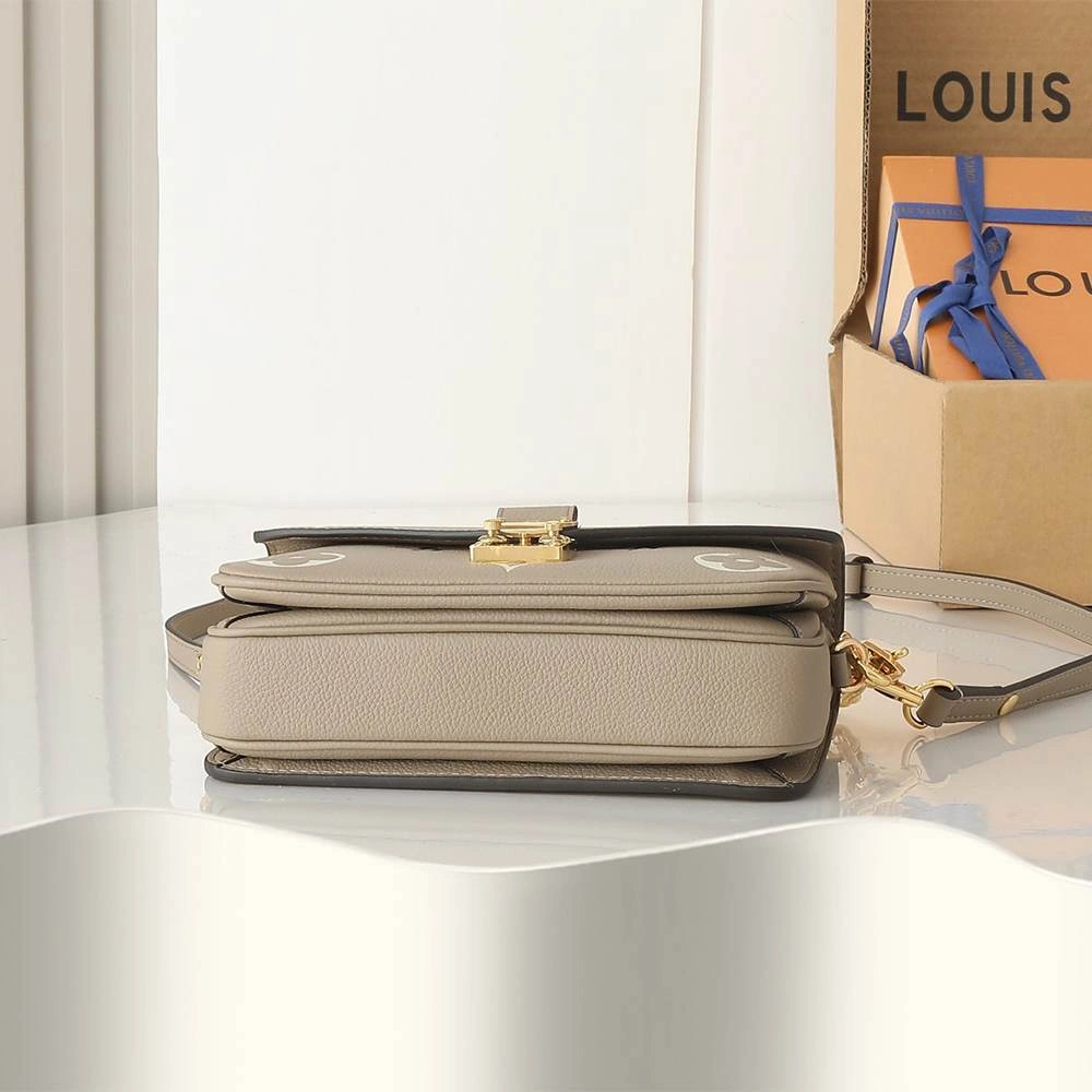 Bold LV Pochette Métis East West 74