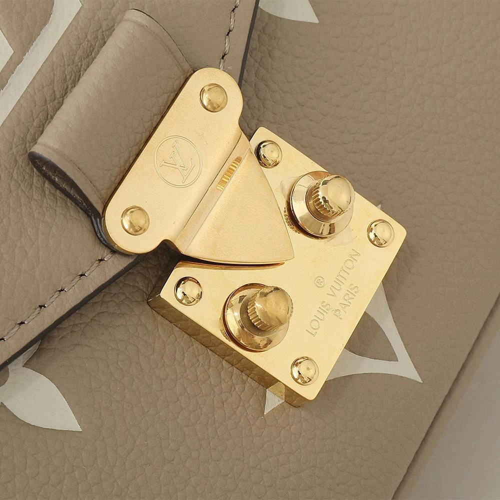 Bold LV Pochette Métis East West 74