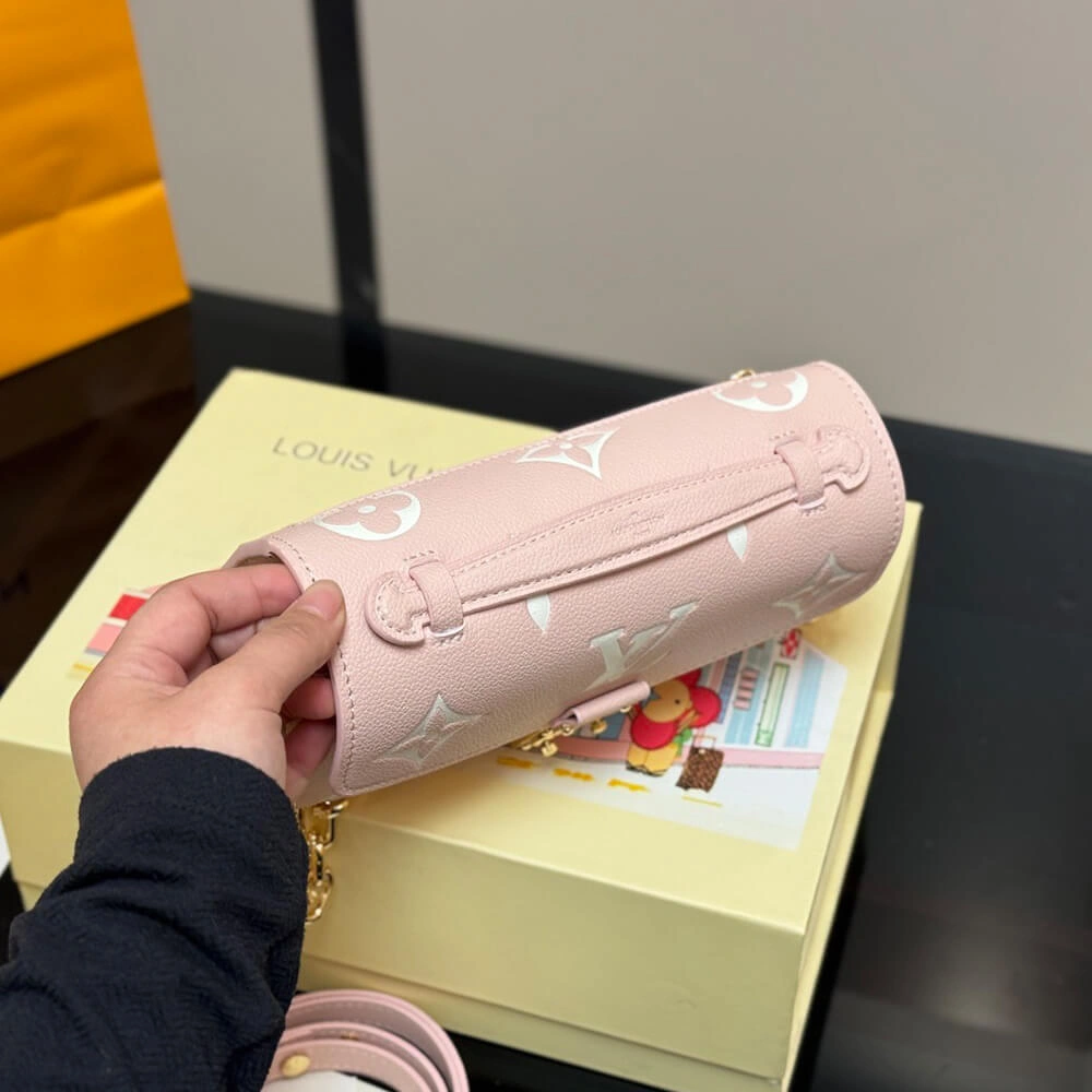 LV Pochette Métis East West Refined 479