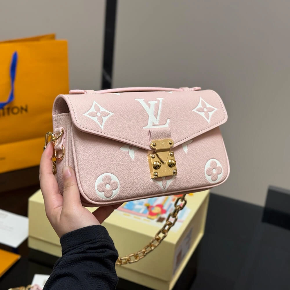 LV Pochette Métis East West Refined 479