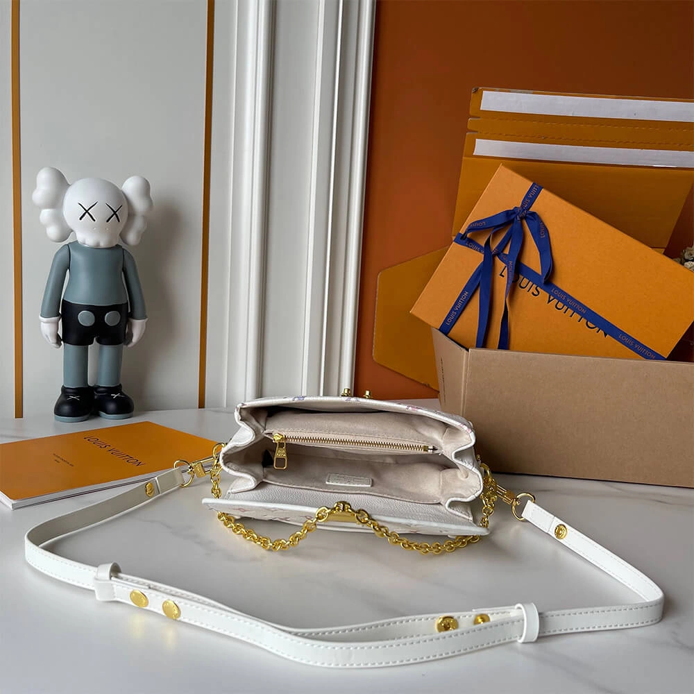 Unisex LV Pochette Métis East West 248
