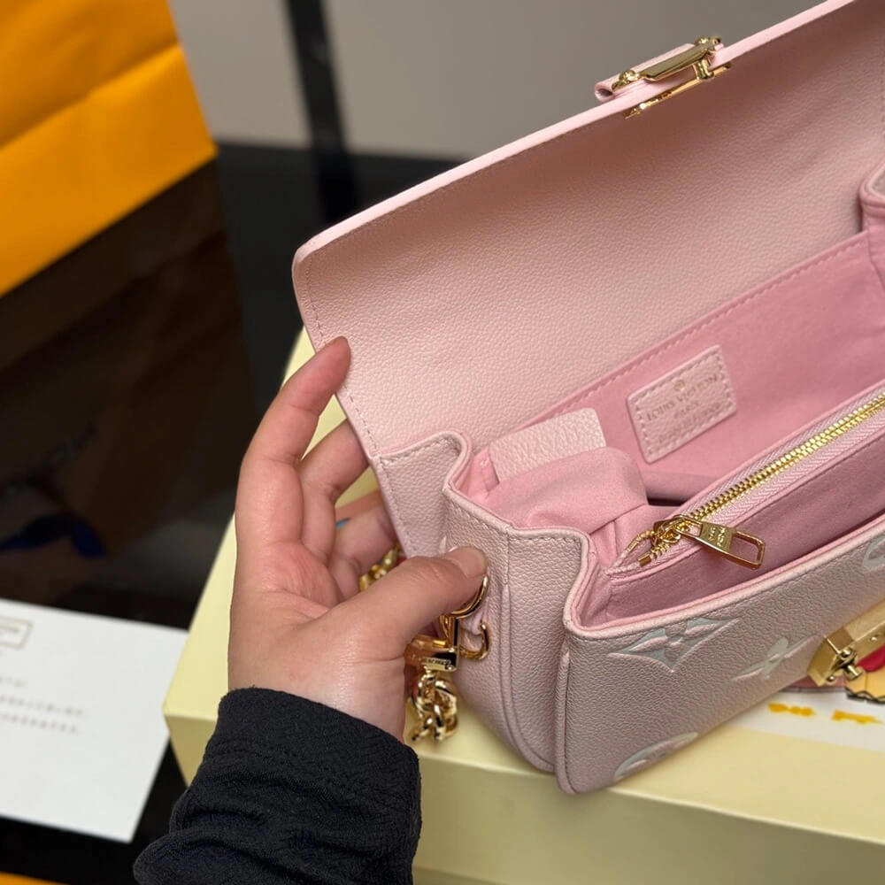 LV Pochette Métis East West Refined 479