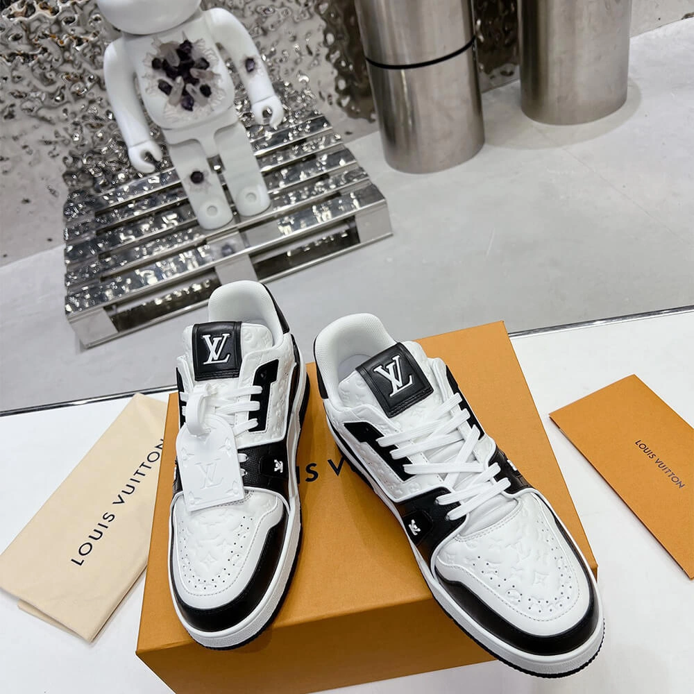 LV Trainer Sneaker Versatile 3234