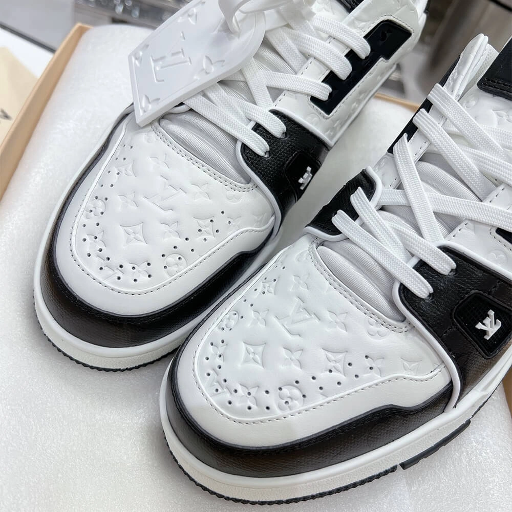 LV Trainer Sneaker Versatile 3234