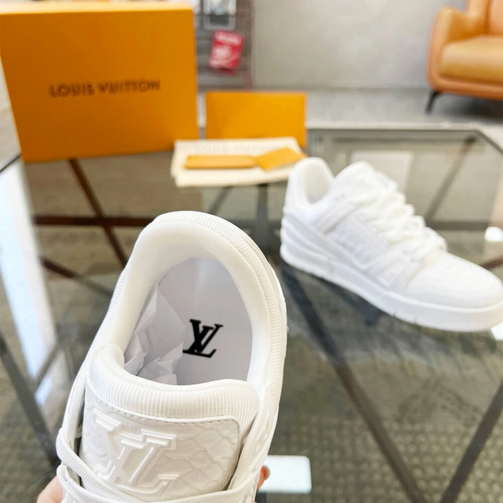 LV Trainer Sneaker Versatile 3231