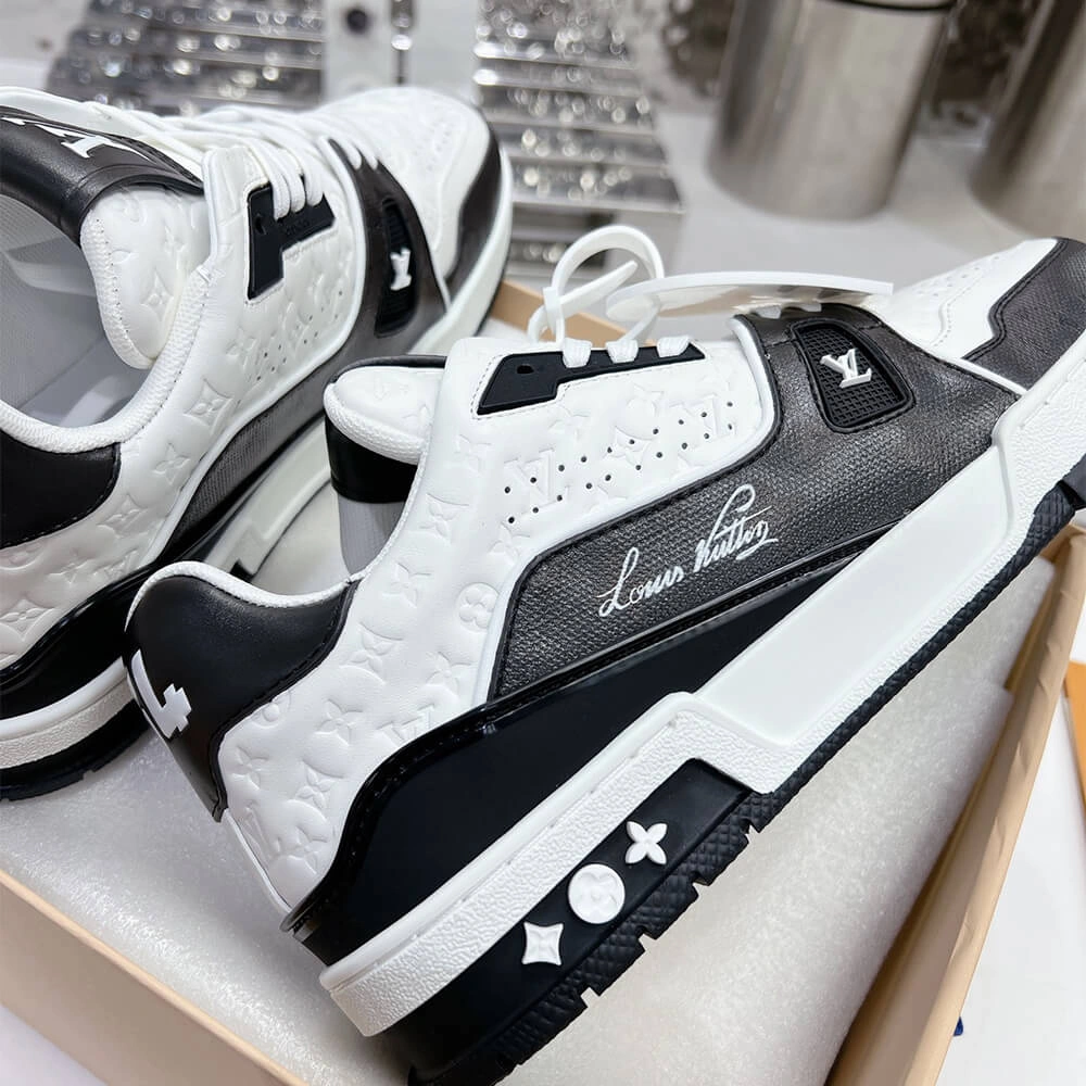 LV Trainer Sneaker Versatile 3234